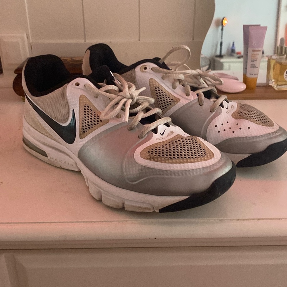 NIKE EXTREME VOLLEY SHOES SIZE 9